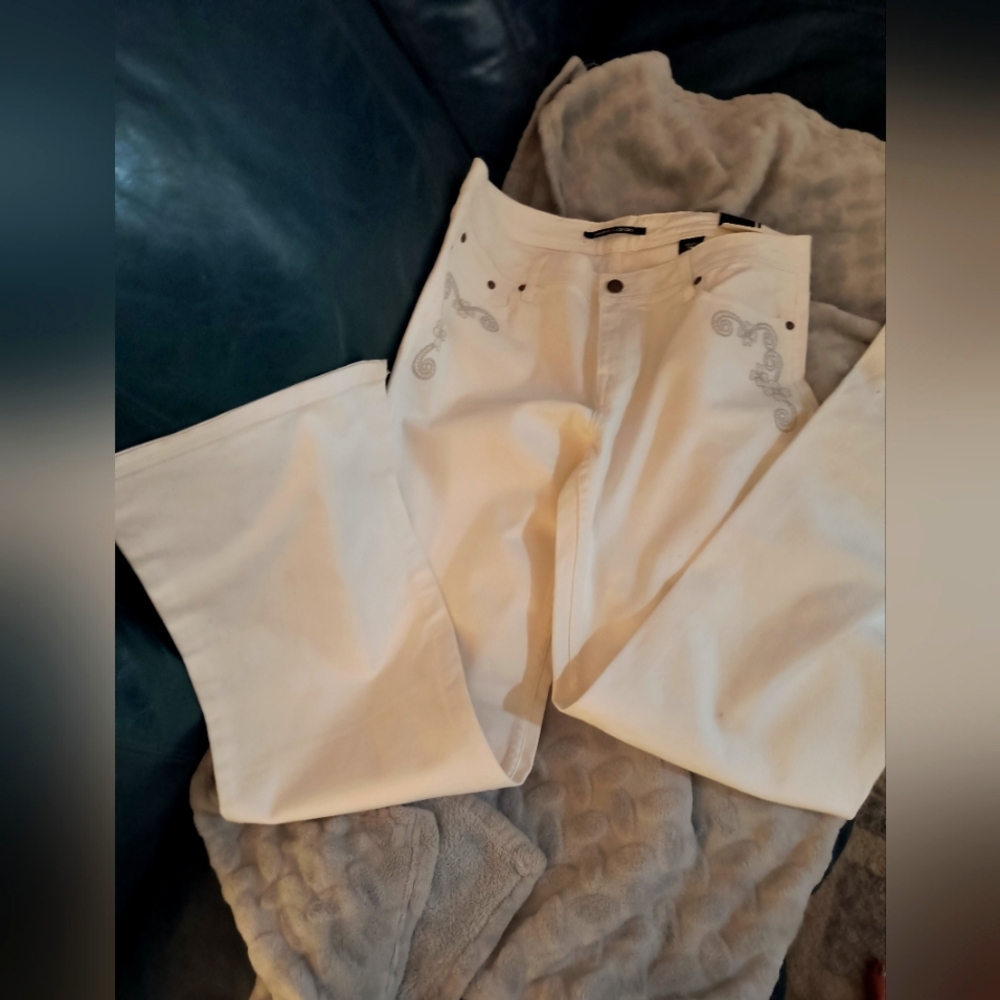 White jeans NWT Pierre Cardin Gorgeous. Sz 12